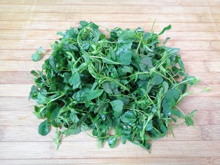 2、蒸苜蓿菜饼,洗干净控一下水分。