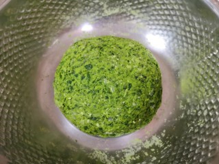 6、蒸苜蓿菜饼,再揉成一个大菜团。