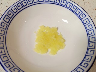 11、蒸苜蓿菜饼,接下来调一个蘸汁:大蒜用压蒜器压成末放在碗里。