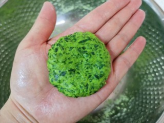 9、蒸苜蓿菜饼,用手掌压扁成饼状。