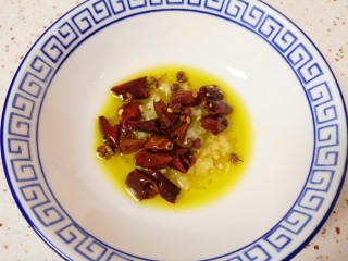 13、蒸苜蓿菜饼,浇在蒜末上炝出香味。