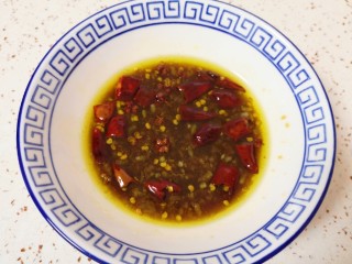 14、蒸苜蓿菜饼,根据自己的口味放盐、鸡精、香醋和生抽搅拌均匀，蘸汁就调好了。