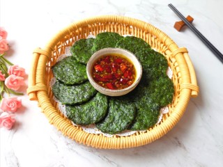 16、蒸苜蓿菜饼,将菜饼摆好，放上蘸汁。