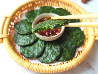 18、蒸苜蓿菜饼,咬一口，满嘴的菜香味，劲道又好吃。