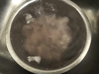 1、广式早茶特点，蒜香排骨,将排骨洗净后，水流冲去血水。直至水变清晰。