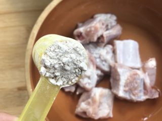 3、广式早茶特点，蒜香排骨,加入半勺生粉。