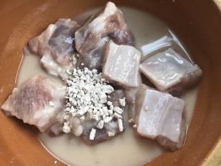 6、广式早茶特点，蒜香排骨,抓均匀后再放入半勺生粉。抓均匀。