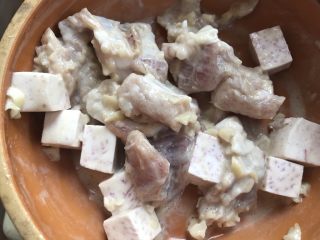 11、广式早茶特点，蒜香排骨,拌均匀。