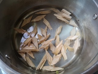 3、芹菜拌腐竹,腐竹入开水焯2-3分钟。