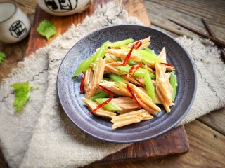 14、芹菜拌腐竹,装盘。