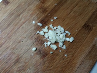 1、黄瓜拌皮冻,蒜瓣剥去皮拍松剁成粒