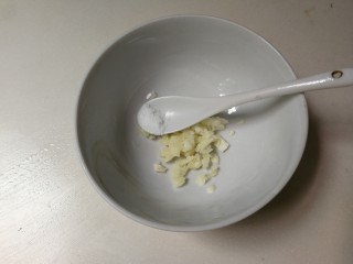 2、黄瓜拌皮冻,碗中放入沙拉，盐