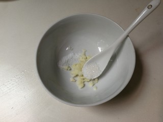 3、黄瓜拌皮冻,放入糖