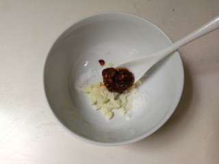 4、黄瓜拌皮冻,放入辣椒酱