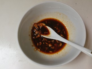 7、黄瓜拌皮冻,搅匀