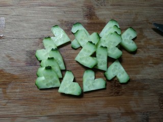 8、黄瓜拌皮冻,黄瓜切成厚片