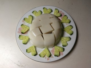 11、黄瓜拌皮冻,摆上黄瓜片