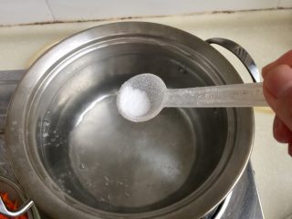 12、吉祥蔬菜三宝➕炝拌三彩白菜丝,坐锅烧水，水开放少许食盐