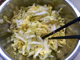 25、吉祥蔬菜三宝➕炝拌三彩白菜丝,腌制后出水的白菜丝，用手挤掉水分备用。如果怕吃生白菜，也可以把白菜丝过一遍水。不过阿晨觉得没有必要啦