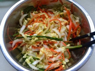 27、吉祥蔬菜三宝➕炝拌三彩白菜丝,把胡萝卜黄瓜丝加入白菜丝中，搅拌拌匀