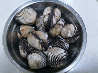 2、水煮毛蚬子,把毛蚬子清洗干净备用。