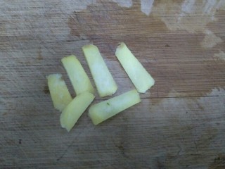 3、水煮毛蚬子,姜切成片。