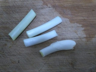 4、水煮毛蚬子,葱切成大段。