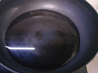 5、水煮毛蚬子,锅中加入适量的水。