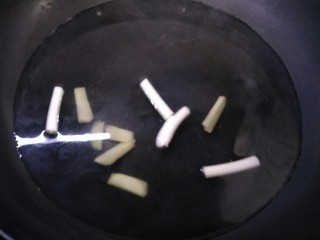 6、水煮毛蚬子,加入葱段和姜片，开始加热。