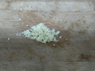 8、水煮毛蚬子,蒜切成蒜末。