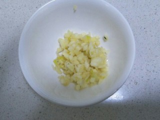 9、水煮毛蚬子,把蒜末放入到一个小碗中。