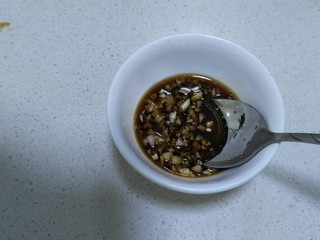 11、水煮毛蚬子,再加入几滴麻油，搅拌均匀。