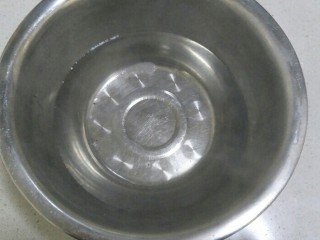 12、水煮毛蚬子,准备一个盆，里面放点盐和开水。