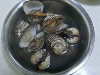 13、水煮毛蚬子,煮了两到三分钟的毛蚬子把先开口的一个个迅速的捞出放入装水的盆中。