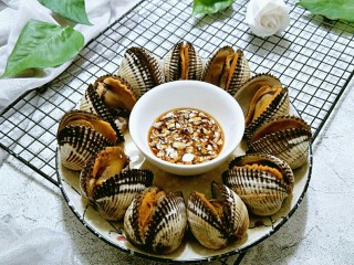 14、水煮毛蚬子,最后捞出装盘上桌，剥开厚蘸足料汁，真的是超级满足。