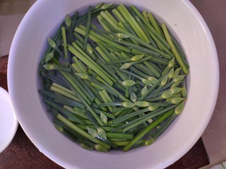 1、清炒韭菜花,韭菜花切段清干净。