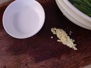 2、清炒韭菜花,准备好韭菜花，水淀粉，蒜蓉。