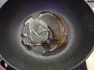 3、清炒韭菜花,起锅热油。