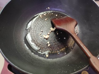 4、清炒韭菜花,油热下蒜蓉炒至蒜香味，蒜蓉稍变焦下韭菜花。