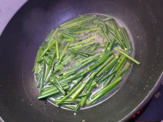 7、清炒韭菜花,5分钟后下盐，炒均匀，下水淀粉，后下一小点味精。味精下后轻翻炒出锅。