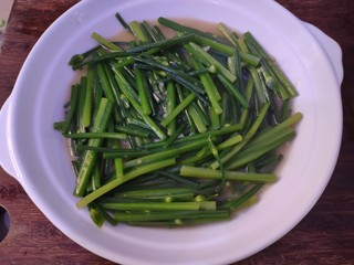 8、清炒韭菜花,美味好吃的韭菜花完成。夏天很下饭哦