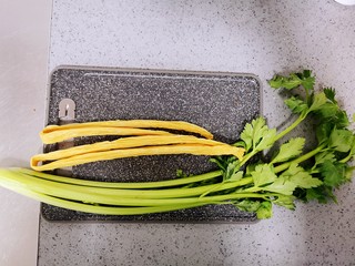 1、腐竹拌芹菜,准备食材