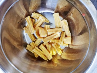 2、腐竹拌芹菜,腐竹剪成拇指长度