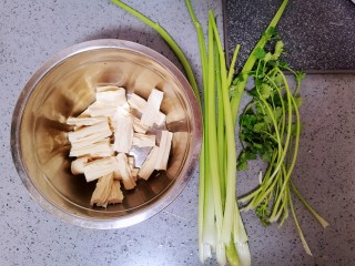4、腐竹拌芹菜,再次检查食材