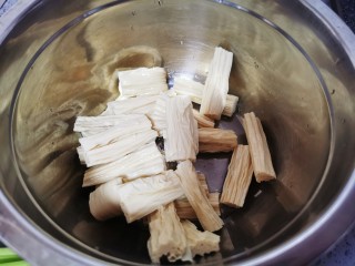 5、腐竹拌芹菜,腐竹淘洗控水