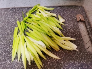 6、腐竹拌芹菜,芹菜斜刀切段
