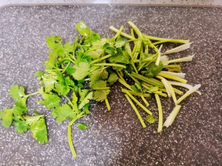 8、腐竹拌芹菜,香菜切段