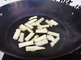 9、腐竹拌芹菜,腐竹焯水