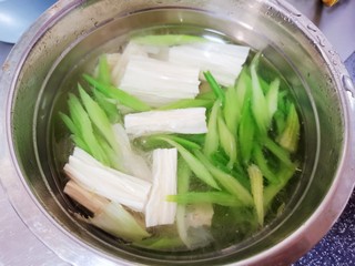 12、腐竹拌芹菜,用凉水降温