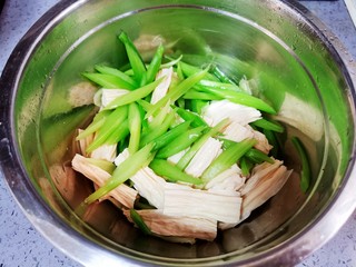 13、腐竹拌芹菜,控水后盛入盆中